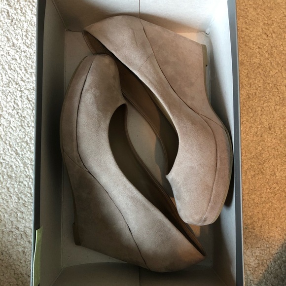 Women’s Size 8 Taupe Suede Wedges - Picture 9 of 10